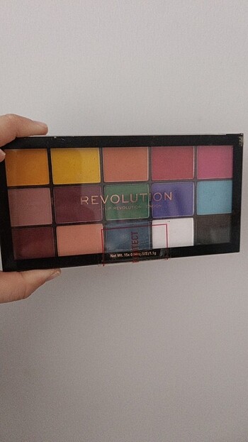 Revolution Revolution far paleti