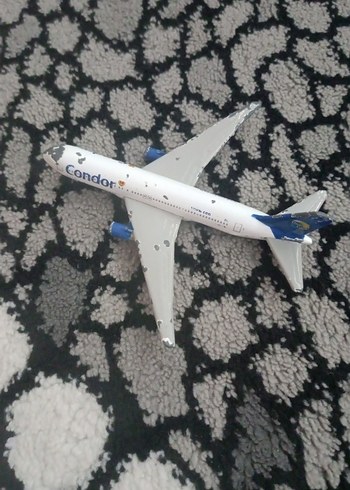Condor marka beyaz model uçak