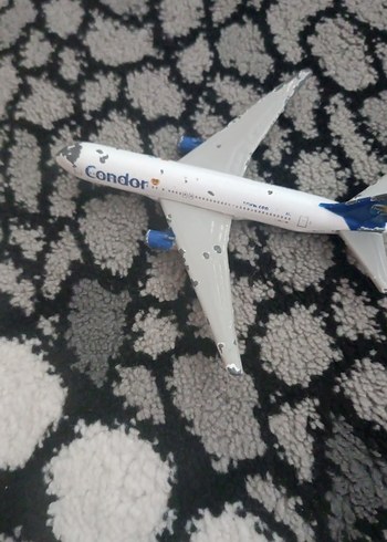 Condor marka beyaz model uçak