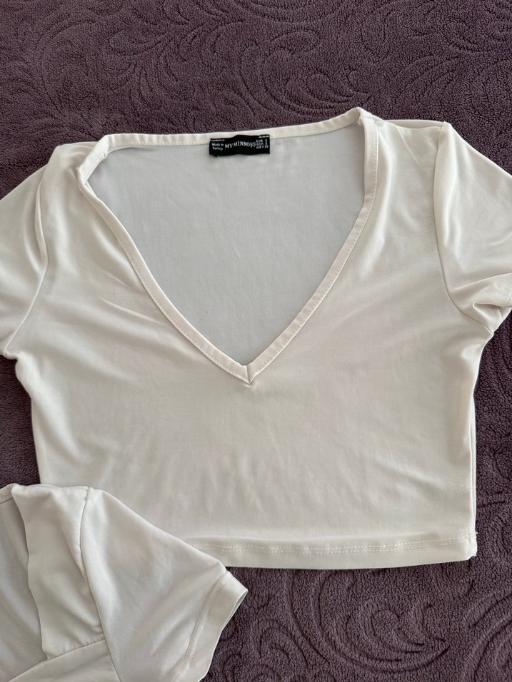 Beyaz V Yaka Kısa Kollu Crop Top - Görsel 3