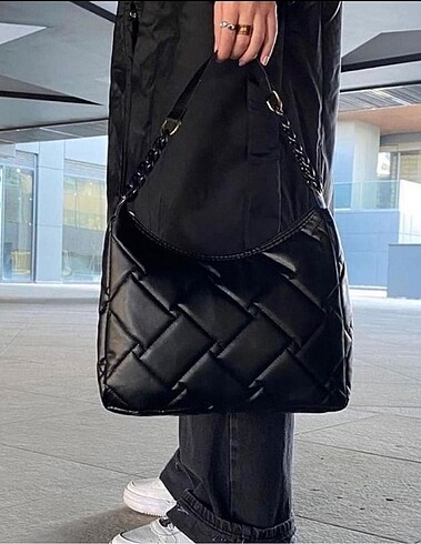 siyah kol çantası