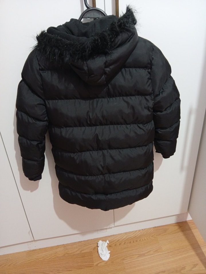 Kız Çocuk Siyah Kürklü Kapüşonlu Mont - Görsel 2