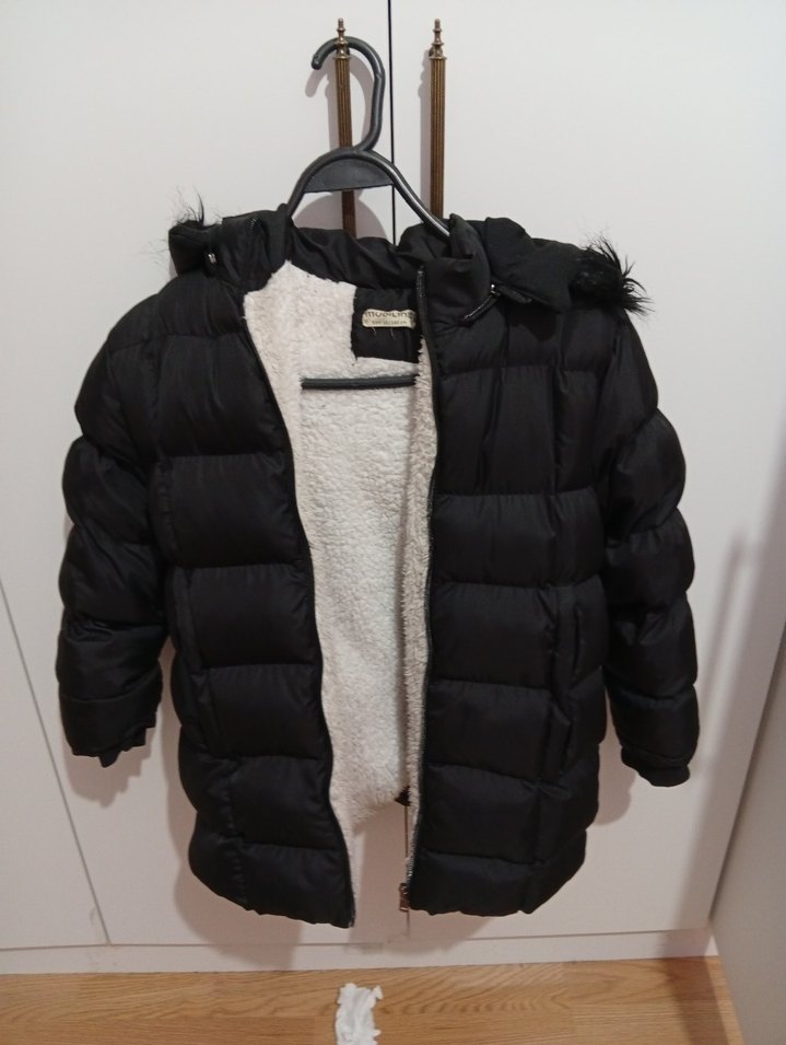 Kız Çocuk Siyah Kürklü Kapüşonlu Mont - Görsel 4