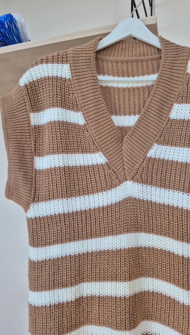 Bej Çizgili V Yaka Triko Süveter - Görsel 3