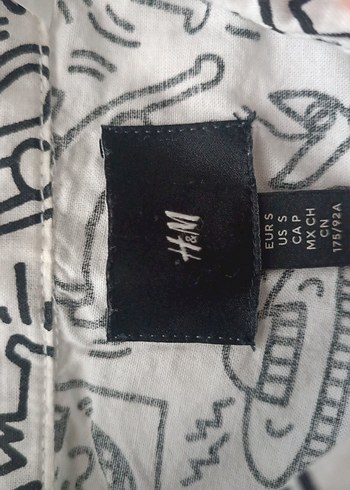 H&M Grafiti Desenli Kısa Kollu Gömlek