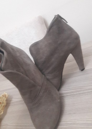 Gri Süet Kadın Dolgu Topuklu Bot - Görsel 4