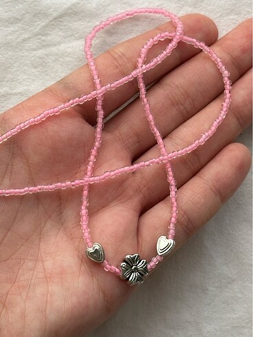 Pembe kolye