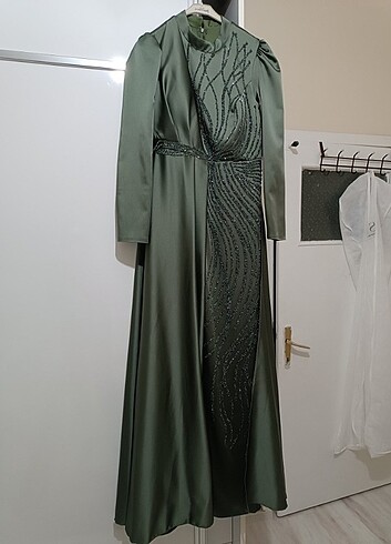 Tesettür Saten pelerinli abiye elbise - Görsel 4