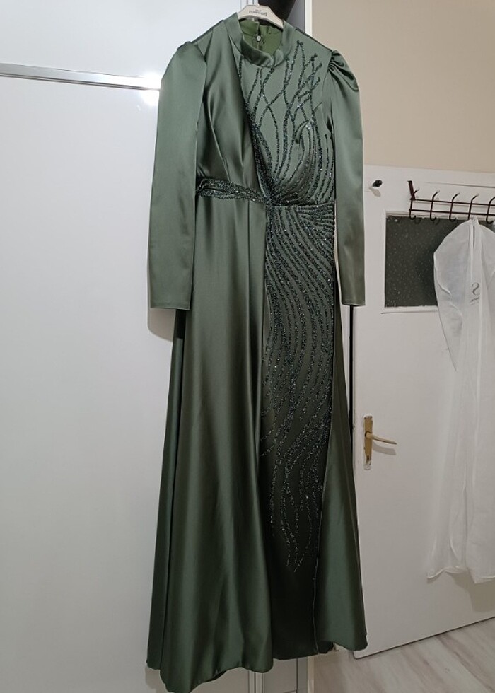 Tesettür Saten pelerinli abiye elbise  - Görsel 4