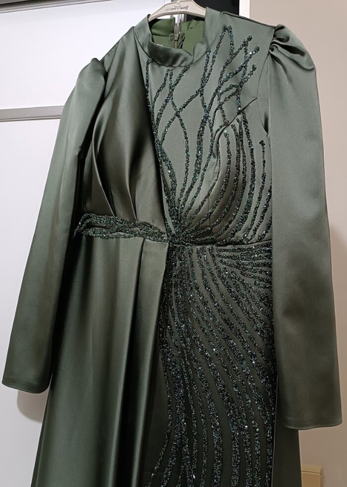 Tesettür Saten pelerinli abiye elbise  - Görsel 2