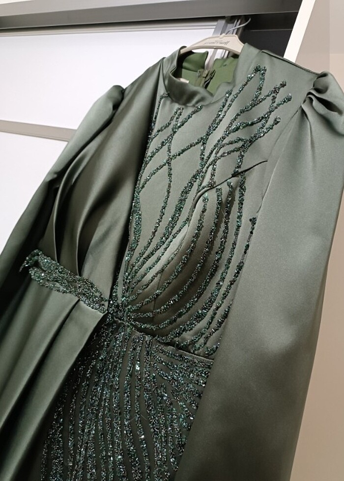 Tesettür Saten pelerinli abiye elbise  - Görsel 3