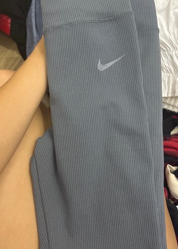 Nike Gri Pilili Kadın Spor Tayt