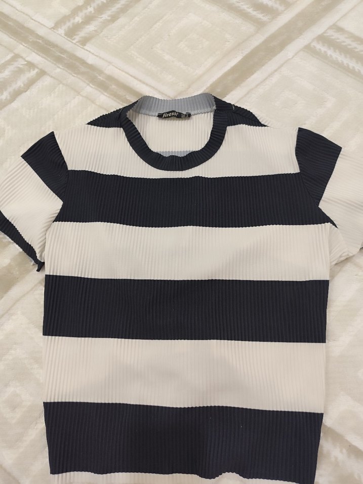 Kısa Kollu Çizgili Bluz - Görsel 3