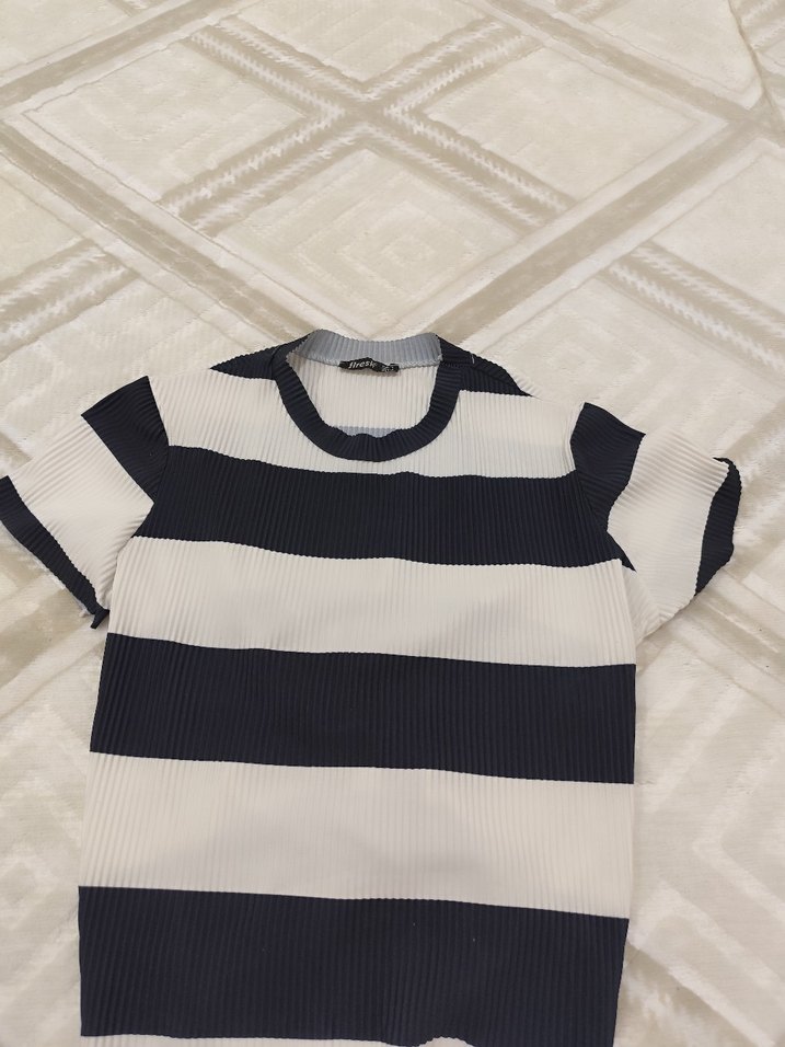 Kısa Kollu Çizgili Bluz - Görsel 2