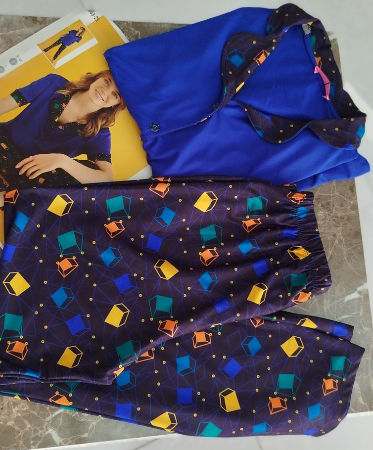 V Yaka Kısa Kollu Baskılı Kadın Pijama Takımı - Görsel 3