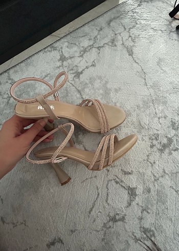 Nine West Bej Parlak Stiletto Topuklu Kadın Ayakkabı