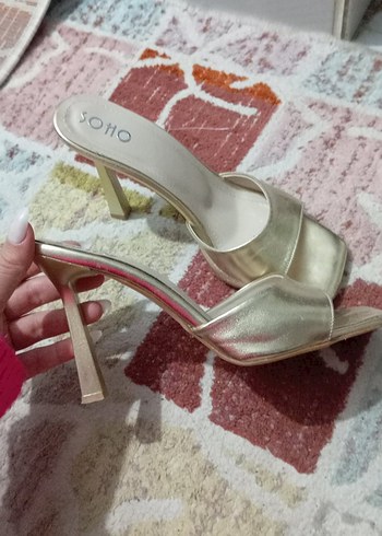 Altın Renkli Blok Topuklu Kadın Terlik - Görsel 3