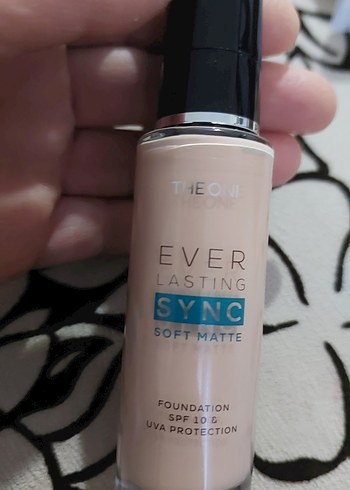 The One Kırmızı Mat Fondöten SPF 30 - Görsel 7