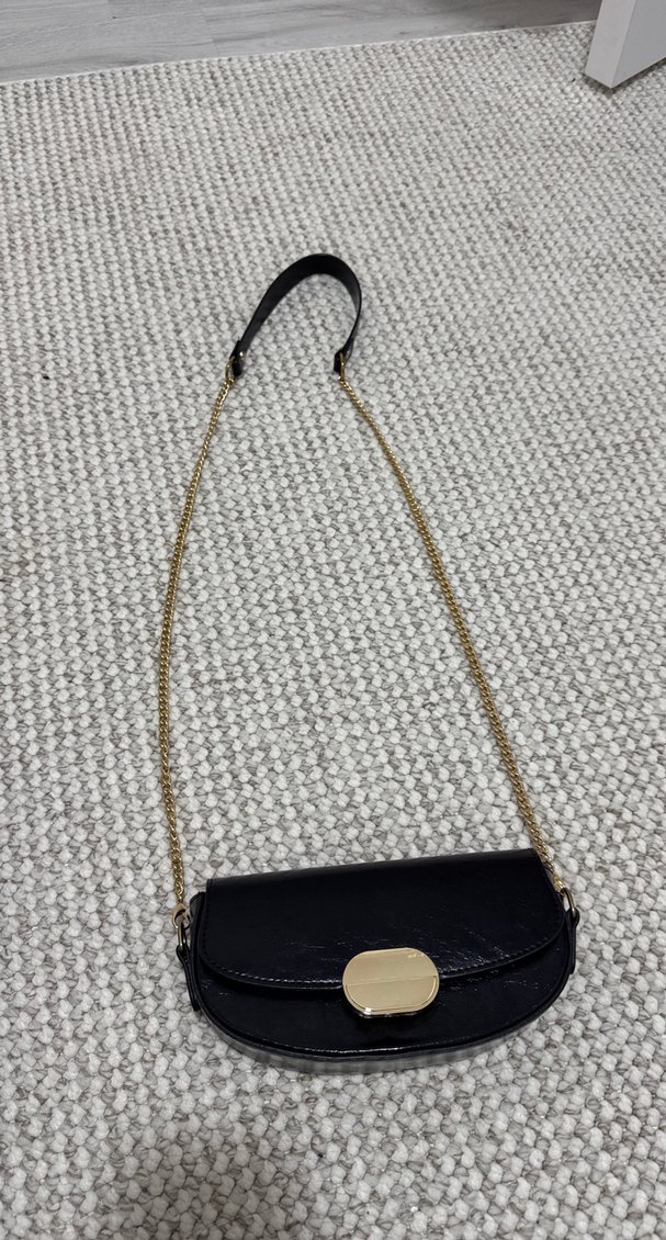 Zincir Detaylı Siyah Deri Çanta - Görsel 4