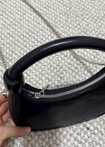 Zincir Detaylı Siyah Deri Çanta - Görsel 4