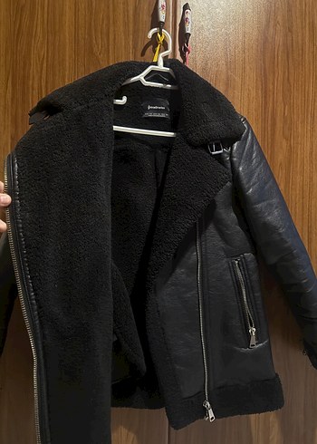 Stradivarius Siyah Kürklü Deri Biker Ceket - Görsel 4