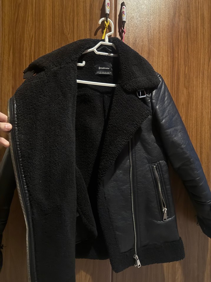 Stradivarius Siyah Kürklü Deri Biker Ceket - Görsel 4