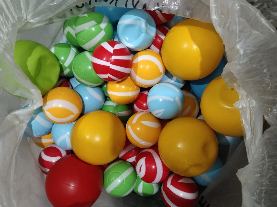 Renkli Çeşitli Plastik Toplar - Görsel 2