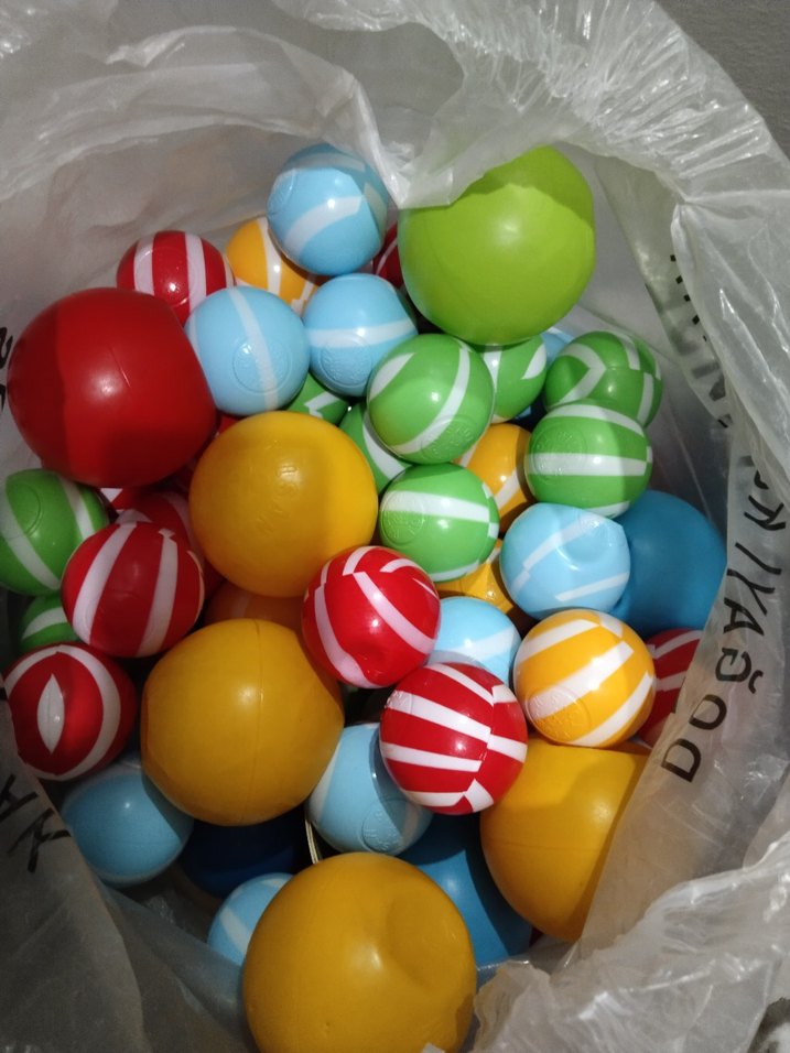 Renkli Çeşitli Plastik Toplar - Görsel 4