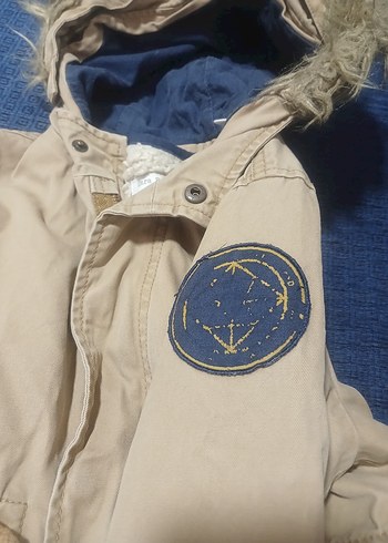 Erkek Çocuk Bej Kapüşonlu Kürk Detaylı Mont içli dışlı - Görsel 4