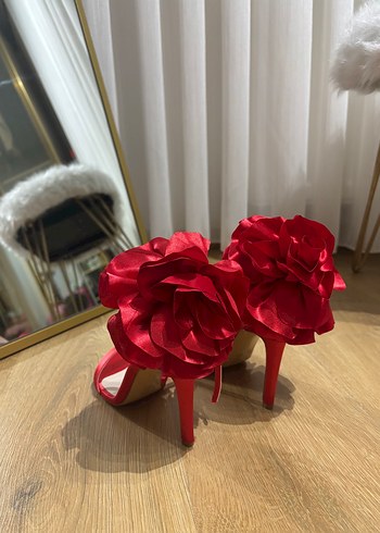 Nine West Kırmızı Fırfırlı Yüksek Topuklu Kadın Ayakkabı
