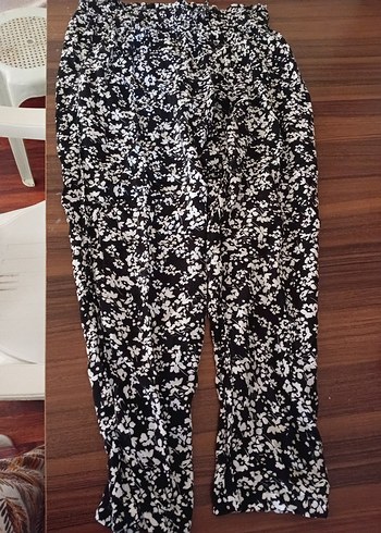 Kadın Siyah Beyaz Piliseli Kumaş Pantolon