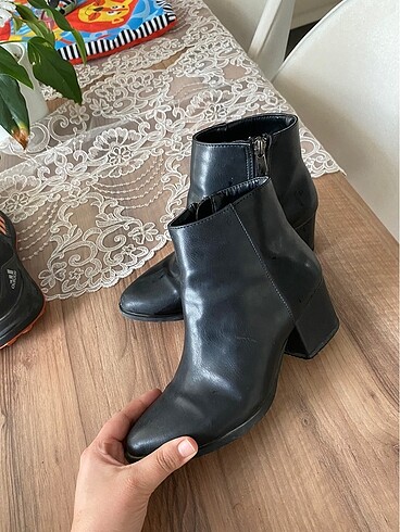 Kadın siyah topuklu bot