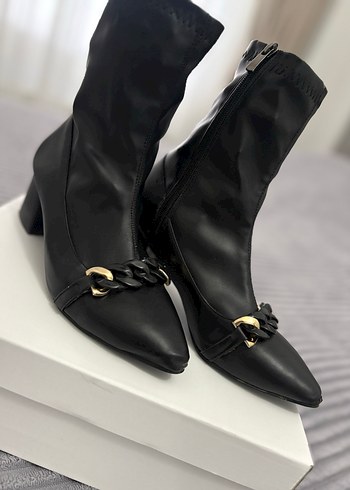 Siyah Deri Zincir Detaylı Topuklu Bot - Görsel 5