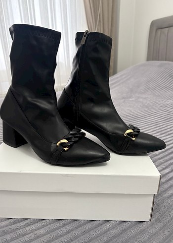 Siyah Deri Zincir Detaylı Topuklu Bot - Görsel 2