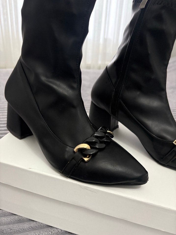 Siyah Deri Zincir Detaylı Topuklu Bot - Görsel 3