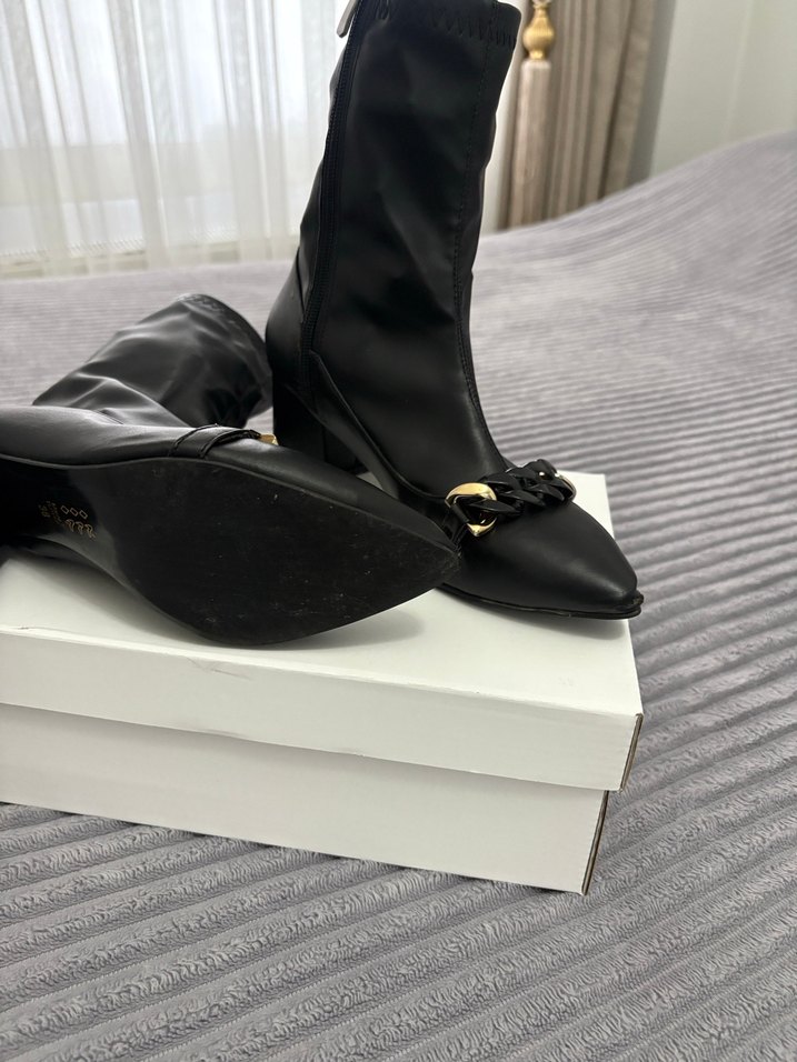 Siyah Deri Zincir Detaylı Topuklu Bot - Görsel 4