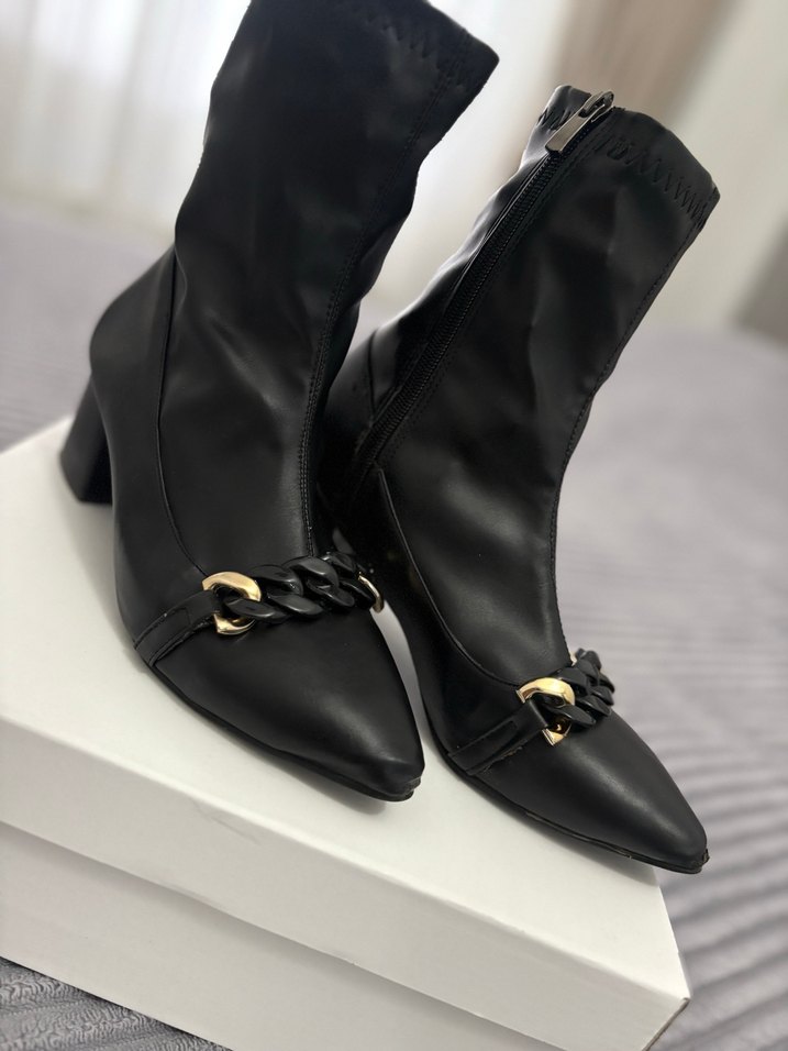 Siyah Deri Zincir Detaylı Topuklu Bot - Görsel 5