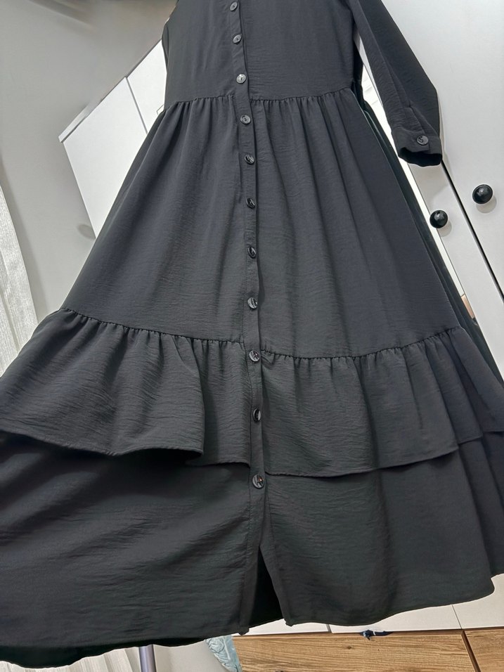 Düğmeli Siyah Uzun  Elbise etek ucu fırfırlı - Görsel 4