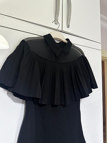 Siyah omzu fırfırlı elbise - Görsel 2