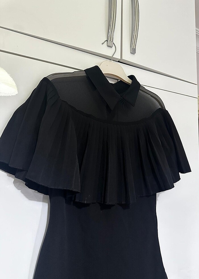 Siyah omzu fırfırlı elbise - Görsel 2