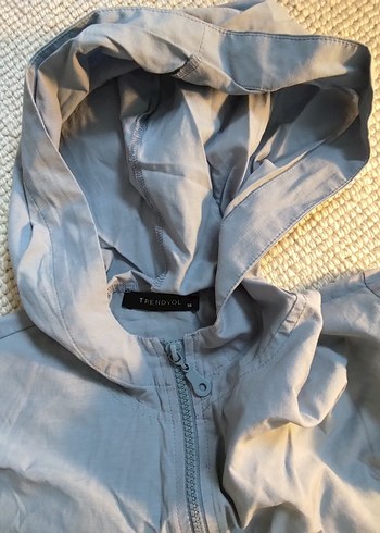 Gri-Sarı Kapüşonlu spor crop yağmurluk - Görsel 2