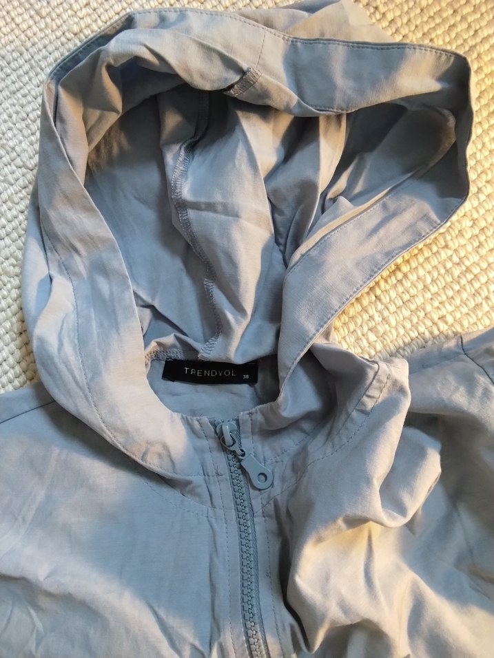 Gri-Sarı Kapüşonlu spor crop yağmurluk - Görsel 2