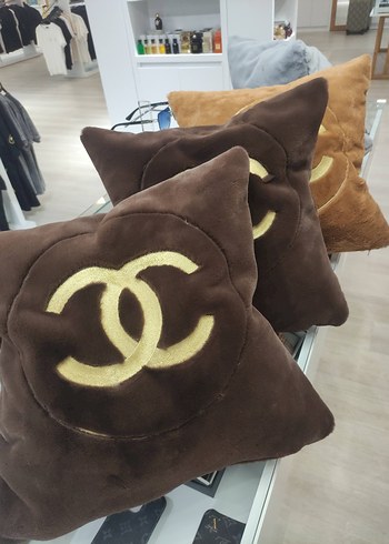 Kahverengi peluş nakışlı kırlent