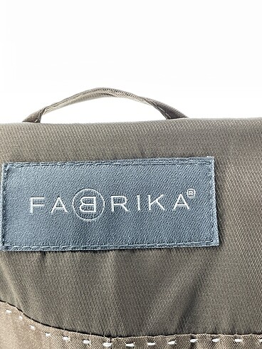 34 Beden çeşitli Renk Fabrika Trenchcoat %70 İndirimli.