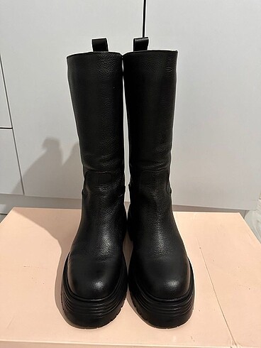 Yüksekliği 32 cm