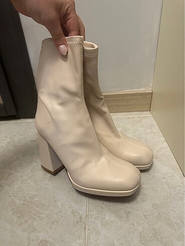 38 Beden Bershka topuklu bot