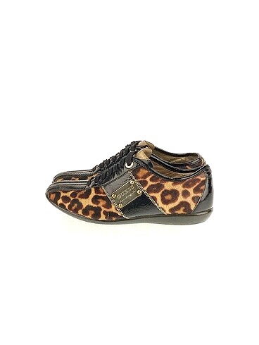 Guess Klasik Ayakkabı %70 İndirimli.