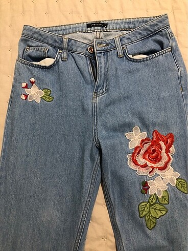 Çiçek detaylı jean