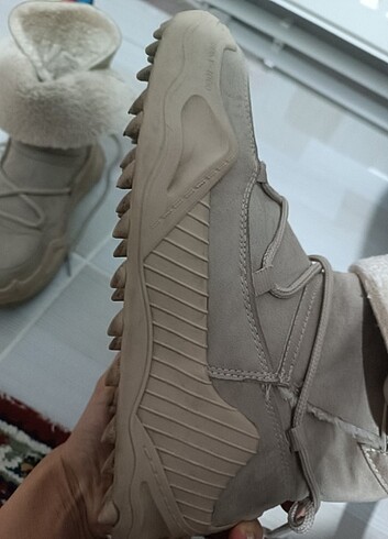 39 Beden Off White markalı kışlık altı çivili içi peluşlu bot 