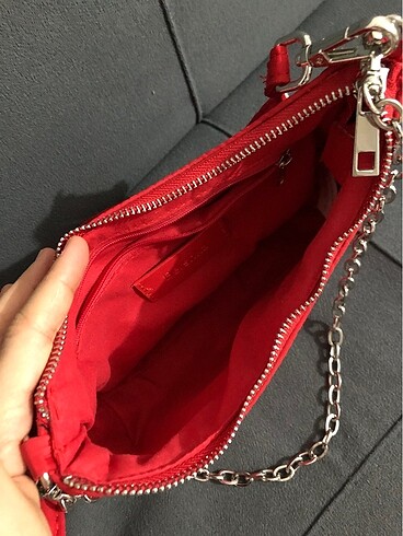 Bershka BERSHKA ZİNCİRLİ SATEN KIRMIZI ÇANTA